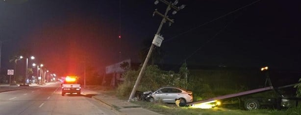 Dejan abandonado auto tras estrellarse contra poste en la Trasístmica