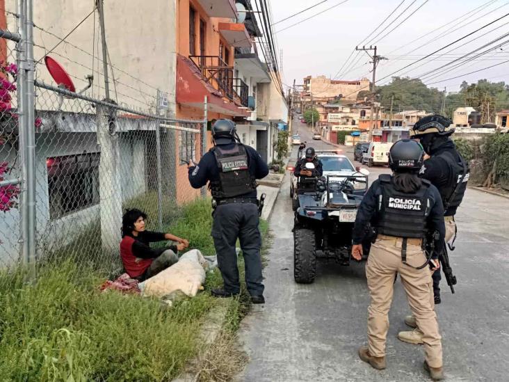 Hombre envuelto en cobija moviliza a policías en Xalapa… ¡solo dormía!