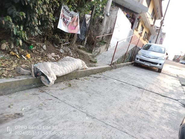 Hombre envuelto en cobija moviliza a policías en Xalapa… ¡solo dormía!