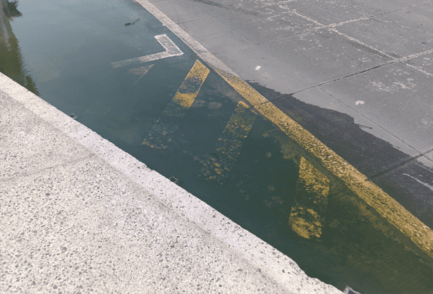 Charco de aguas negras en bulevar Manuel Ávila Camacho perjudica imagen turística de Veracruz