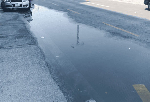 Charco de aguas negras en bulevar Manuel Ávila Camacho perjudica imagen turística de Veracruz