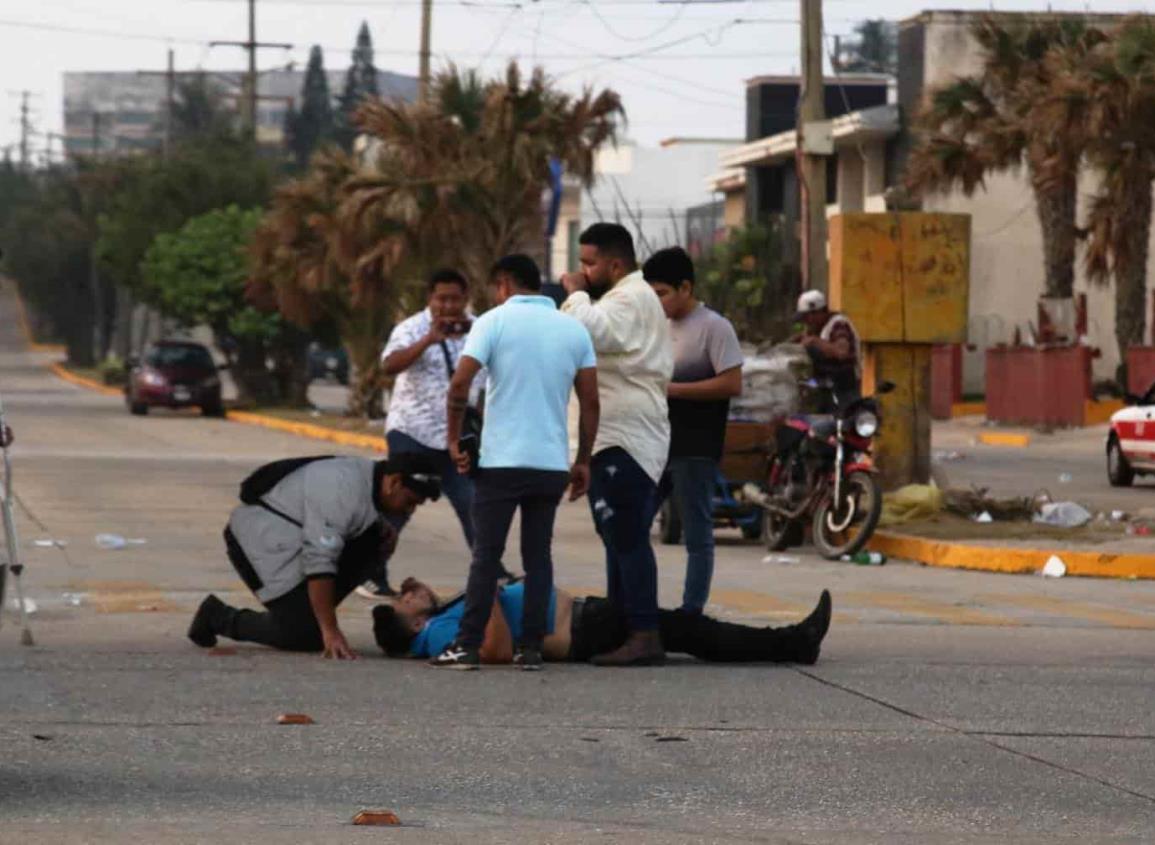 Motociclista derrapó en el malecón frente a “cubetas”