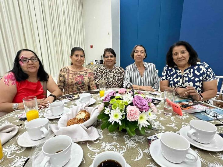 Damas de nuestra sociedad se reúnen en ameno desayuno