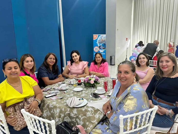 Damas de nuestra sociedad se reúnen en ameno desayuno