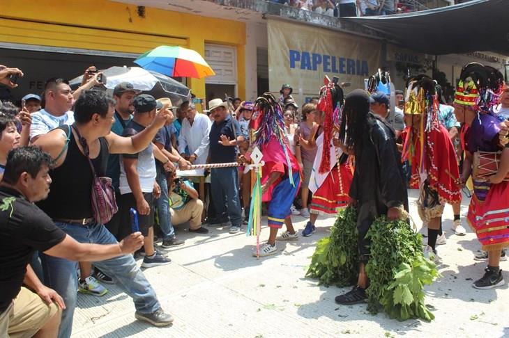 Comparsa de Judíos recibe cientos de asistentes en Coatzintla