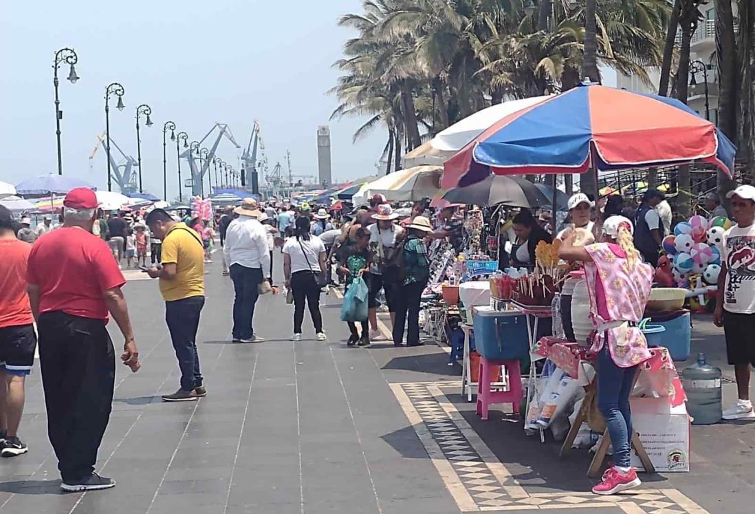 En domingo de resurrección turistas llenan el puerto de Veracruz