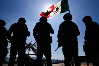 Comisionar a un militar en una empresa no la militariza y menos a un al país