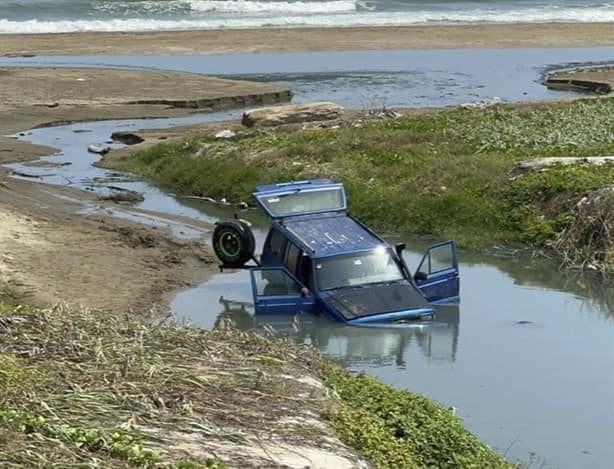 Por este motivo se atascaron dos camionetas en canal de aguas negras en Coatzacoalcos