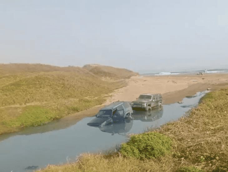 Por este motivo se atascaron dos camionetas en canal de aguas negras en Coatzacoalcos