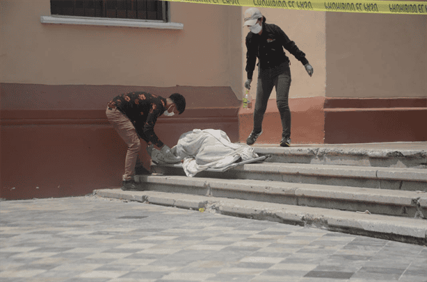 Hombre en situación de calle fallece en escalinatas de escuela primaria de Veracruz