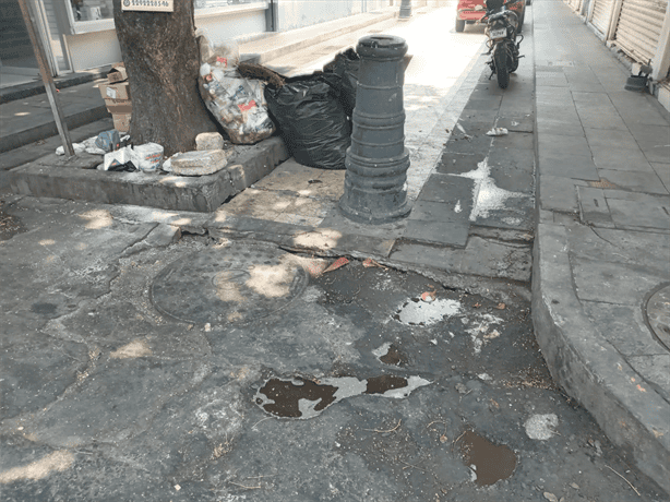 Denuncian mugrienta esquina del callejón Clavijero en Centro Histórico de Veracruz