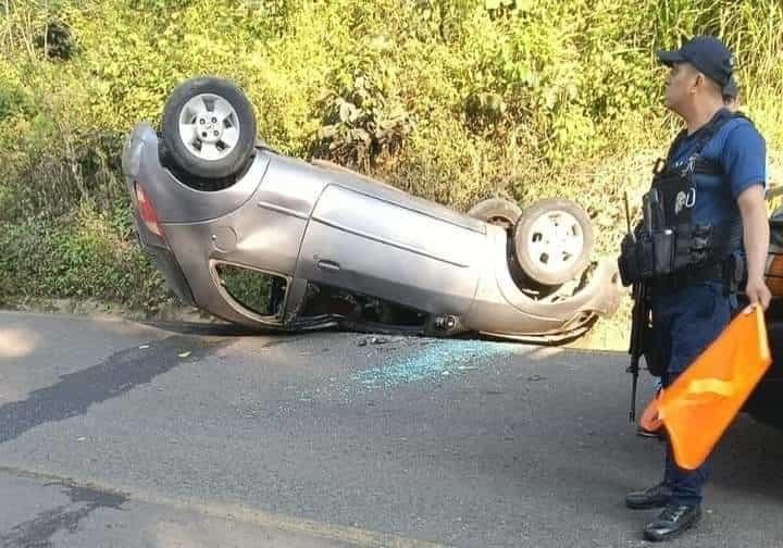 Mujer deja auto volcado en La Ermita de Tomatlán tras accidente