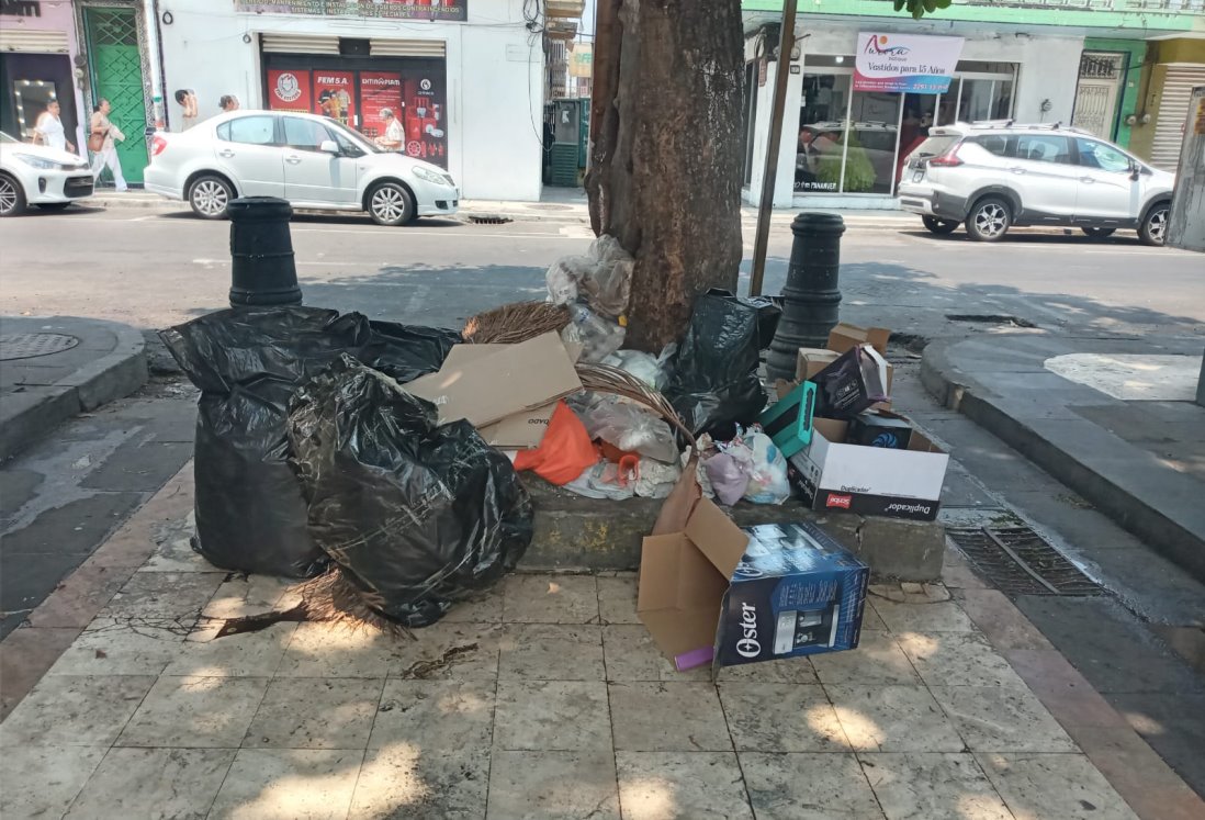 Denuncian mugrienta esquina del callejón Clavijero en Centro Histórico de Veracruz