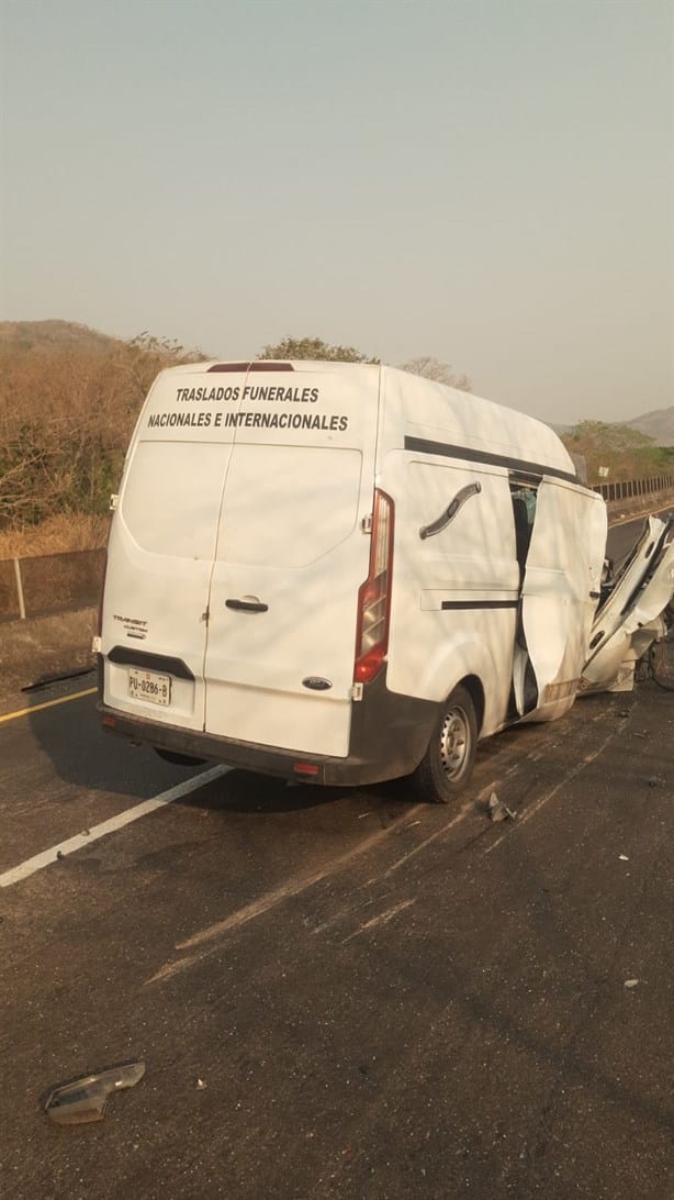 Vuelca camioneta tipo carroza en Actopan