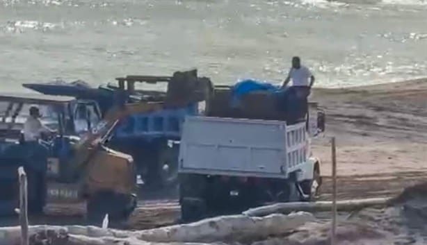 Denuncian extracción ilegal de arena en playa de la Riviera Veracruzana
