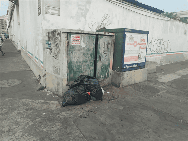Denuncian esquinas abarrotadas de desechos en el cruce de Ocampo y Madero, fraccionamiento Reforma