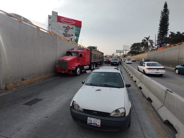 En Xalapa, torton se queda sin frenos en distribuidor vial de Araucarias (+Video)