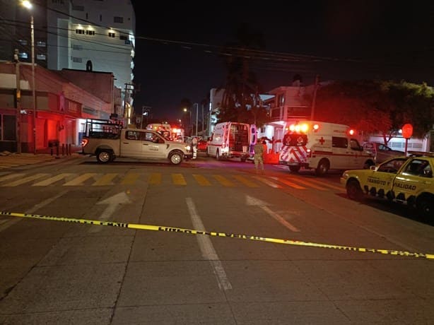 Motociclistas chocan con un taxi en Veracruz; iban huyendo de policías