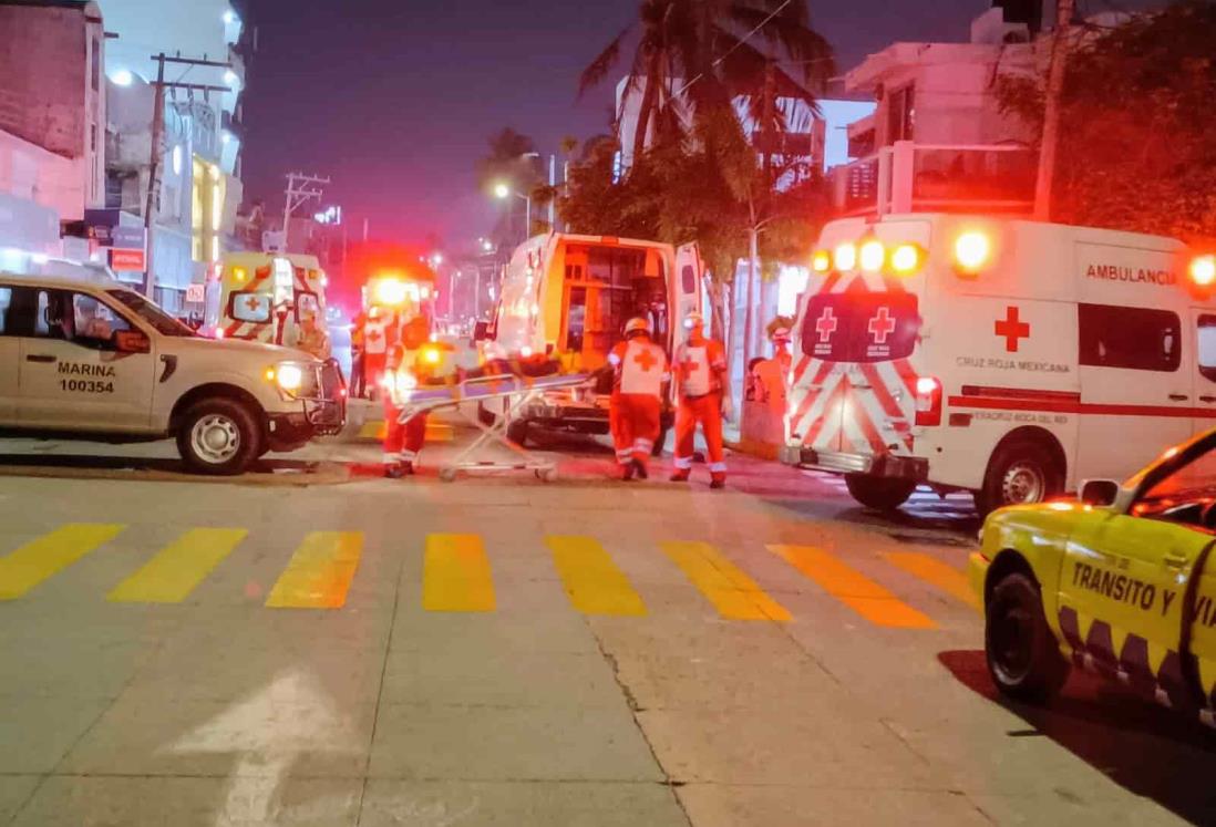 Motociclistas chocan con un taxi en Veracruz; iban huyendo de policías