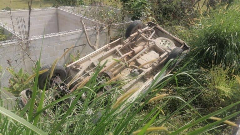 Vuelca camioneta cerca del panteón de Coscomatepec