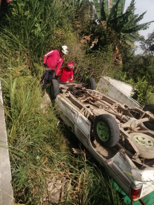 Vuelca camioneta cerca del panteón de Coscomatepec