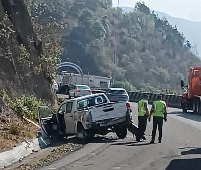 Se registra choque entre camioneta y camión de carga en Maltrata