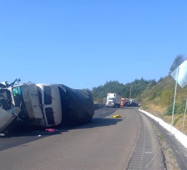 Se registra choque entre camioneta y camión de carga en Maltrata