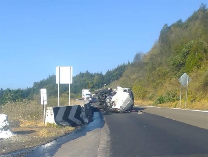 Se registra choque entre camioneta y camión de carga en Maltrata