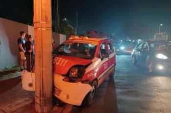 Choca taxi contra semáforo en la colonia Formando Hogar, en Veracruz