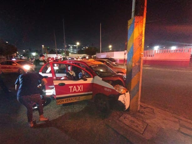 Choca taxi contra semáforo en la colonia Formando Hogar, en Veracruz