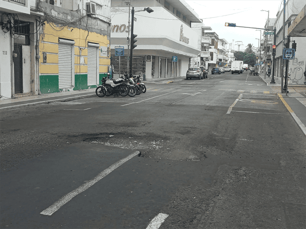 Denuncian bache gigantesco en Calle Serdán, Centro de Veracruz