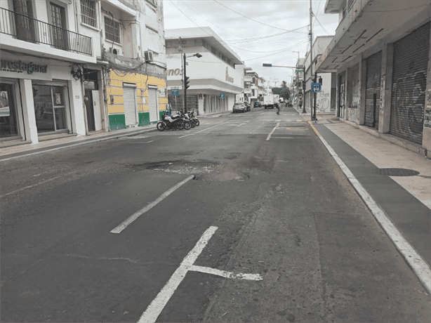 Denuncian bache gigantesco en Calle Serdán, Centro de Veracruz