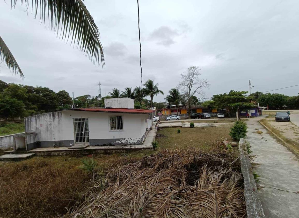 Dejan a medias trabajos de rehabilitación en el Centro de Salud de villa Cuichapa