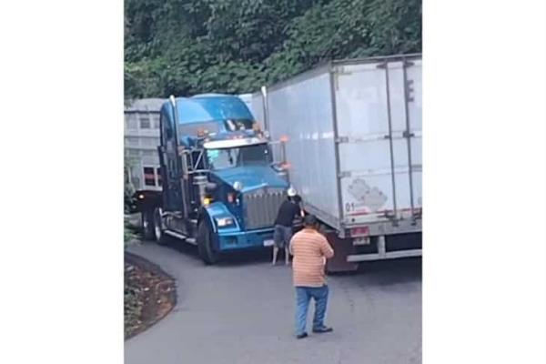 ¡Encontronazo! chocan dos tráileres en la carretera Tlapacoyan-Atzalan