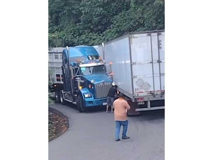 ¡Encontronazo! chocan dos tráileres en la carretera Tlapacoyan-Atzalan