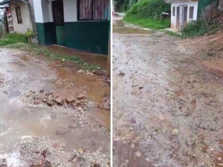 Por fuga, se desperdician miles de litros de agua en colonia de Xalapa