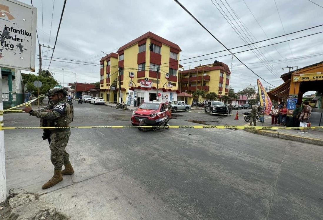 Motociclista choca contra un taxi en calles de Cosamaloapan