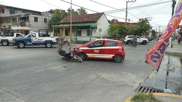 Motociclista choca contra un taxi en calles de Cosamaloapan