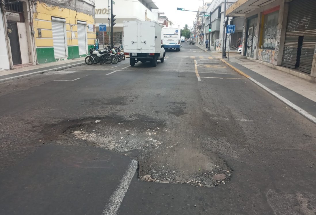 Denuncian bache gigantesco en Calle Serdán, Centro de Veracruz