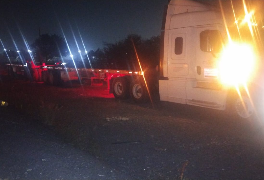 Tráiler pierde el control y suelta su carga en carretera federal 180