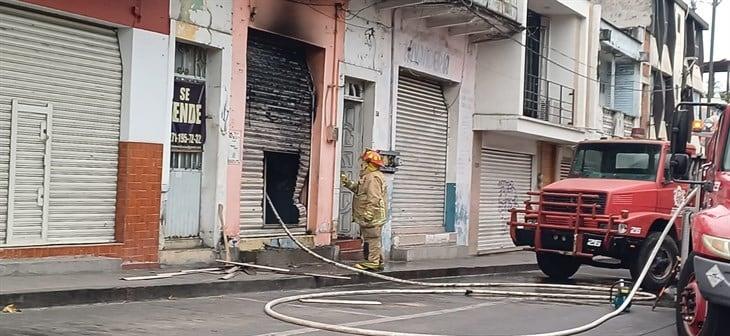 Se incendia local en pleno centro de Córdoba