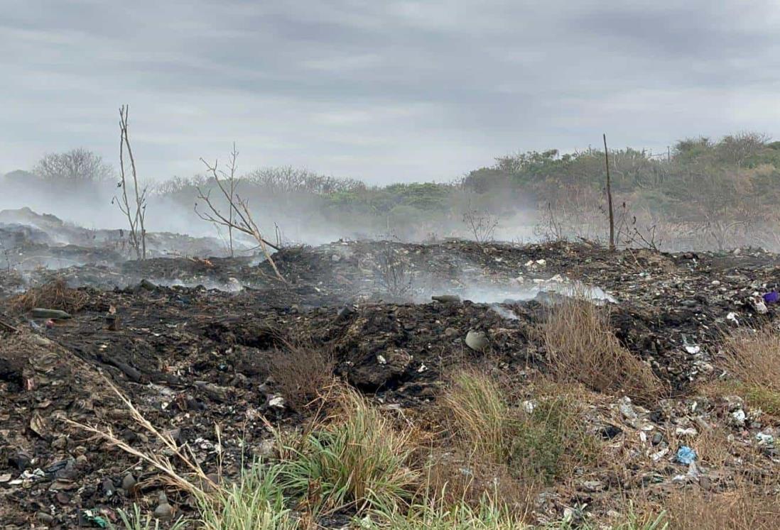 Alertan por incendio en un basurero clandestino en Antón Lizardo