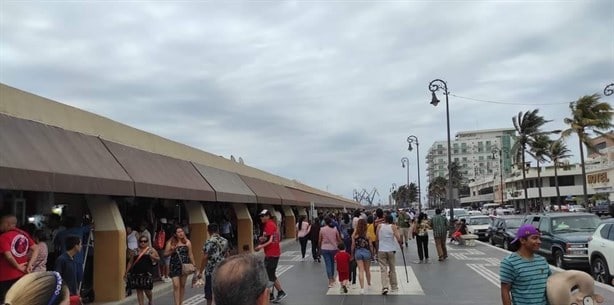 Tras cierre de playas por norte, turistas abarrotan el malecón de Veracruz