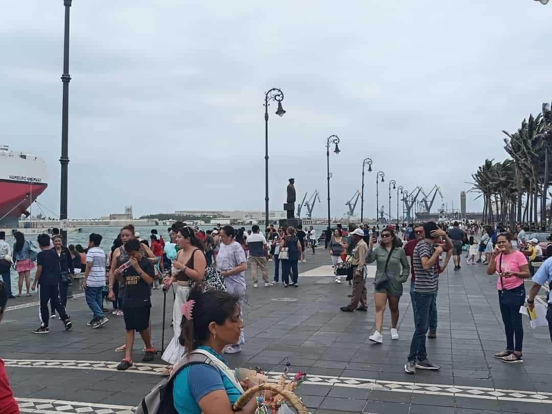 Tras cierre de playas por norte, turistas abarrotan el malecón de Veracruz