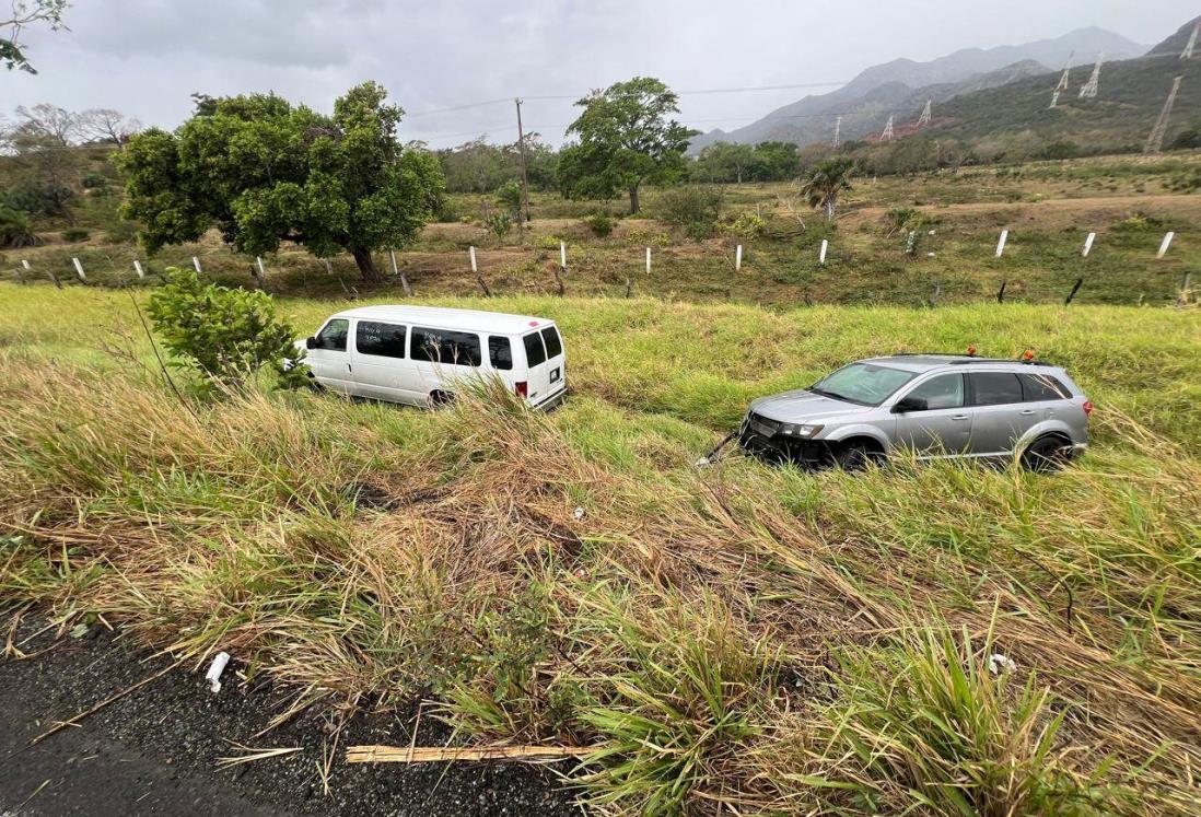 Camioneta se sale de la carretera en el tramo Nautla a Cardel