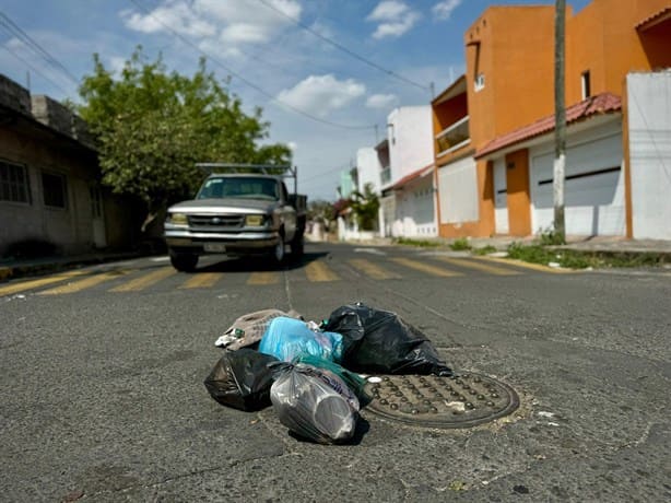 Ciudadanos de colonia en Veracruz llevan 15 días viviendo entre basura