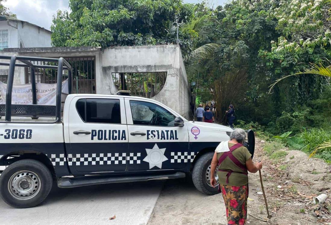 Hallan cuerpo de mujer envuelta en sábanas en canal de aguas negras, en Veracruz