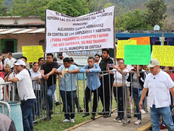 En mitin, pobladores se manifiestan contra alcalde de Coetzala por presuntas irregularidades