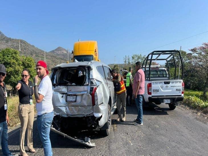 Tráiler golpea camioneta de empleada en Laguna Verde