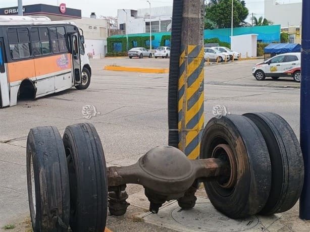 ¡Momentos de pánico!, se desprende eje trasero a urbano de Coatzacoalcos | VIDEO